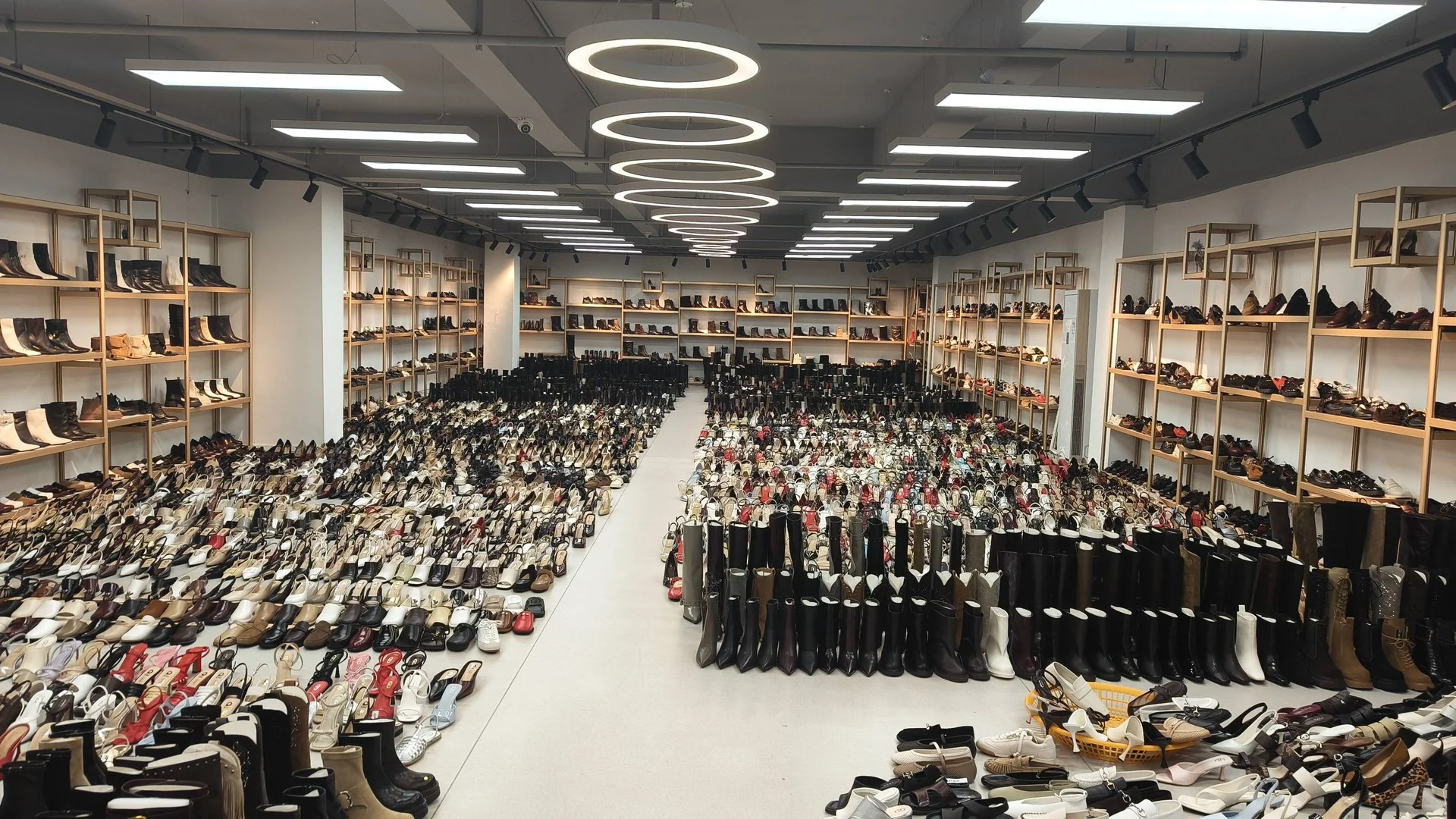 サンプルショールーム — 婦人靴の展示